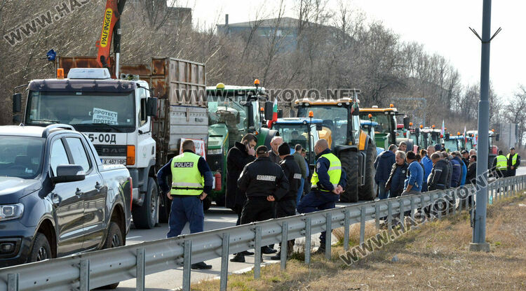 Втори ден протести и блокада на земеделците край Хасково