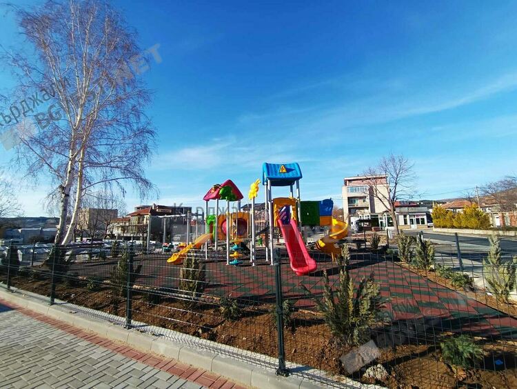 Трескаво работят по новия модерен  Пазар в Момчилград,стягат се за откриване/снимки/