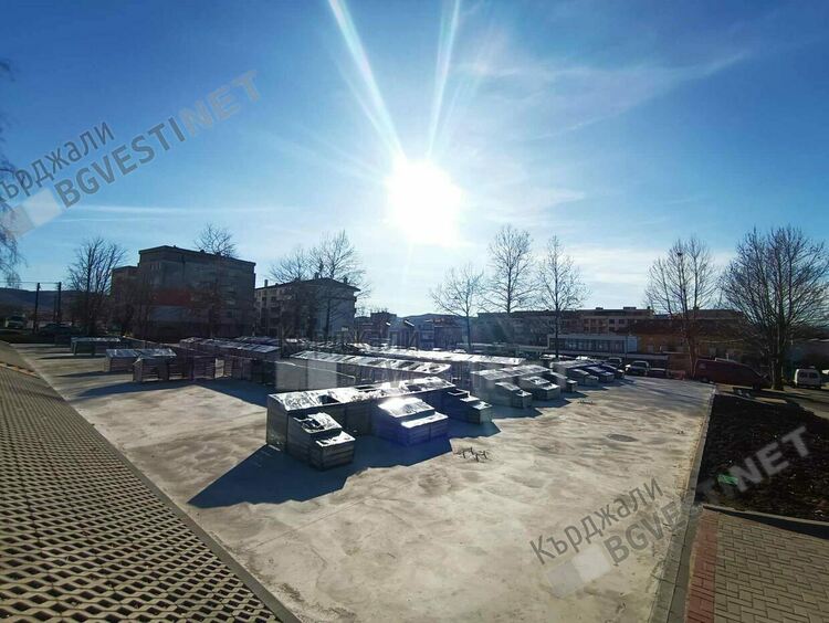 Трескаво работят по новия модерен  Пазар в Момчилград,стягат се за откриване/снимки/