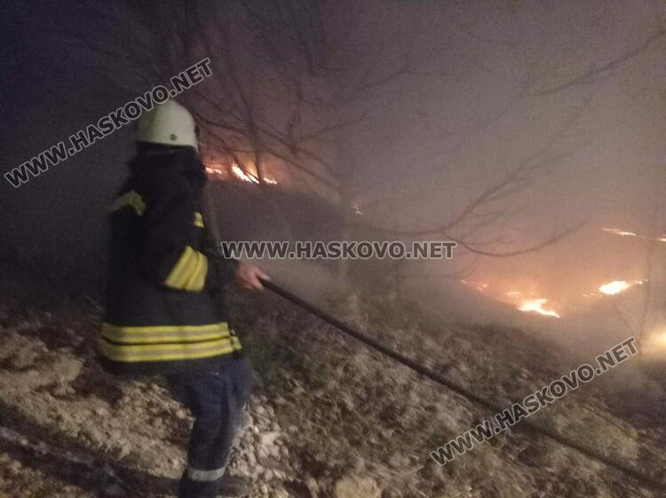 Пожар избухна във вилна зона „Кенана“