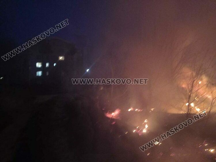 Пожар избухна във вилна зона „Кенана“