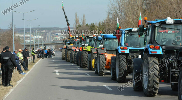 Втори ден протести и блокада на земеделците край Хасково