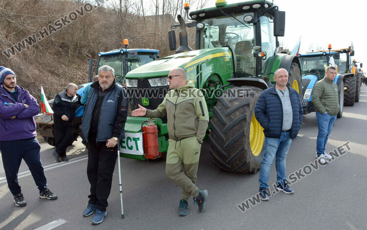 Втори ден протести и блокада на земеделците край Хасково