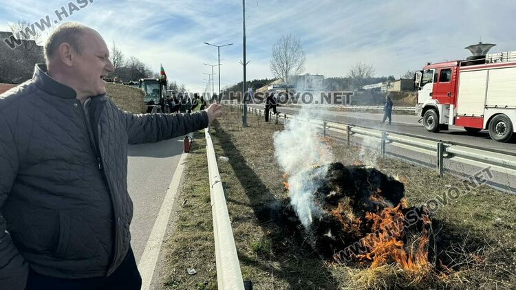 Хасковски земеделци с 4-часова блокада, запалиха бали слама