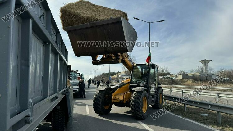Хасковски земеделци с 4-часова блокада, запалиха бали слама