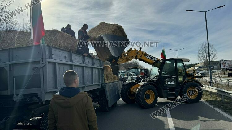 Хасковски земеделци с 4-часова блокада, запалиха бали слама