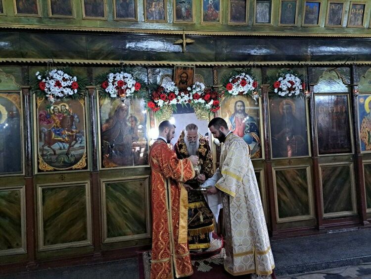 Митрополит Николай оглави света литургия за храмовия празник на "Св.ВМЧК Теодор Стратилат"