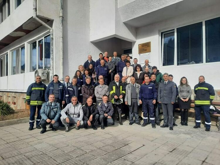 Пожарникарите изпратиха в пенсия с ритуално изкъпване комисар Симеон Цървуланов