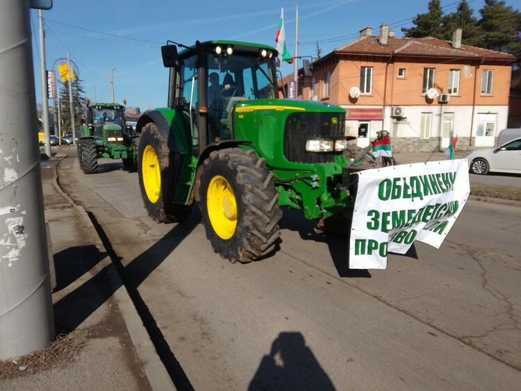 Трети ден продължава протестът на земеделските производители от Пернишко