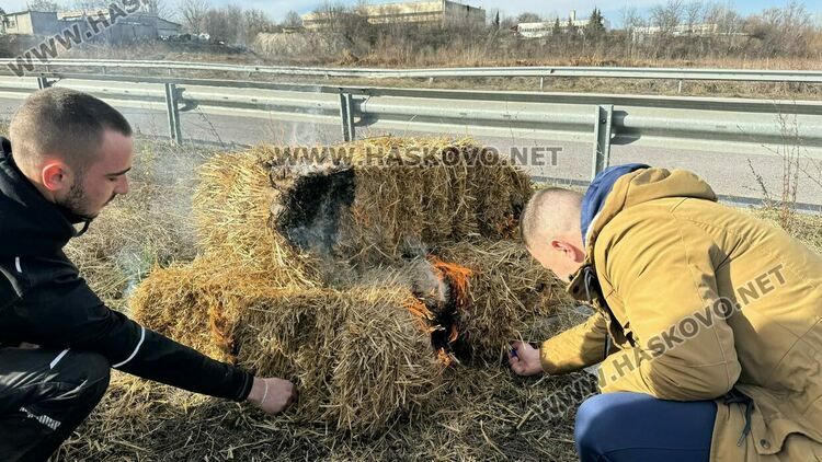 Хасковски земеделци с 4-часова блокада, запалиха бали слама