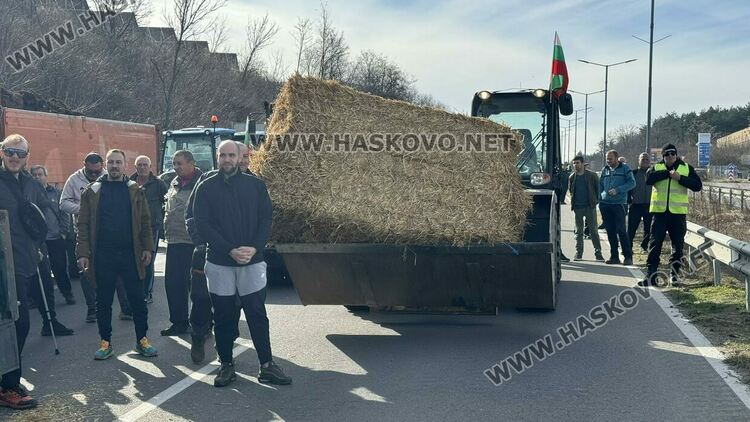 Хасковски земеделци с 4-часова блокада, запалиха бали слама