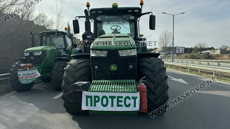 Хасковски земеделци с 4-часова блокада, запалиха бали слама