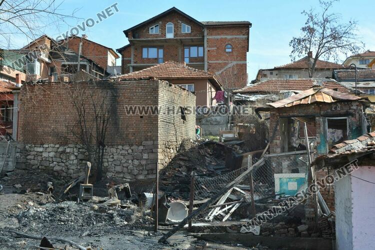 5 семейства останаха без дом след среднощния пожар в „Република“