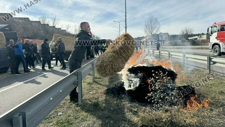 Хасковски земеделци с 4-часова блокада, запалиха бали слама