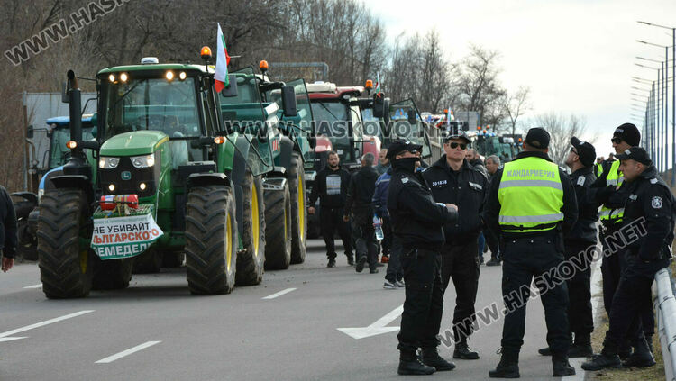 Земеделците от Хасково дадоха мандат за преговори за изплащане на субсидията наведнъж и отпадане на данъка върху нея