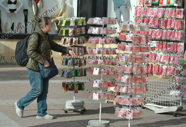 Мартеничките с нови цени и в изобилие