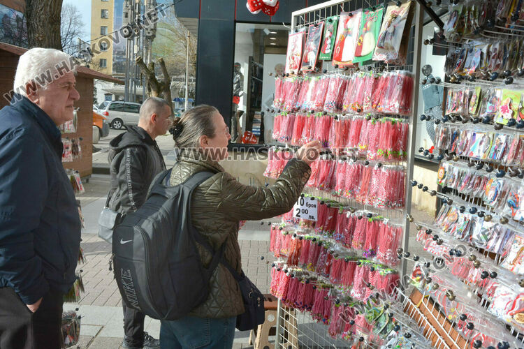 Мартеничките с нови цени и в изобилие