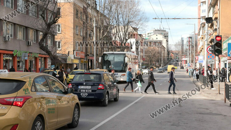 Връщането на зелена мигаща светлина на светофарите, предлага като мярка за намаляване на катастрофите автоинструктор от Хасково