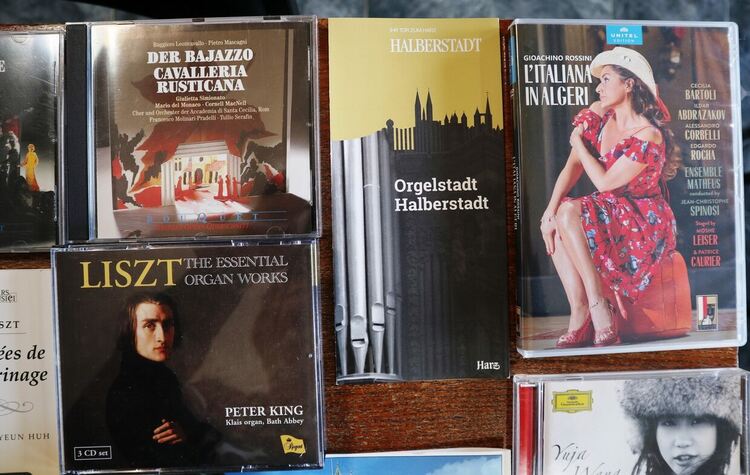 Регионалната библиотека в Хасково с ново дарение от чужбина