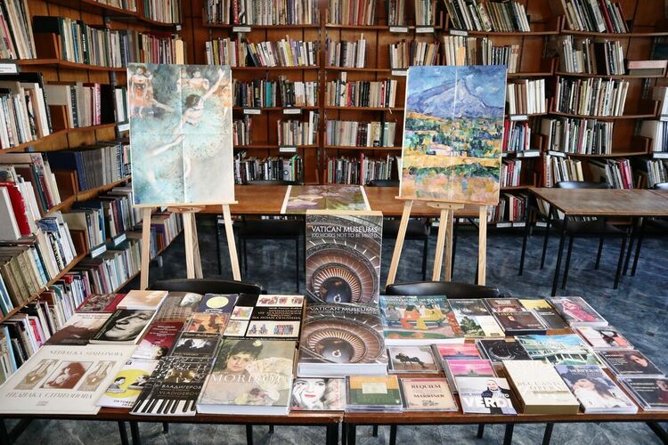 Регионалната библиотека в Хасково с ново дарение от чужбина