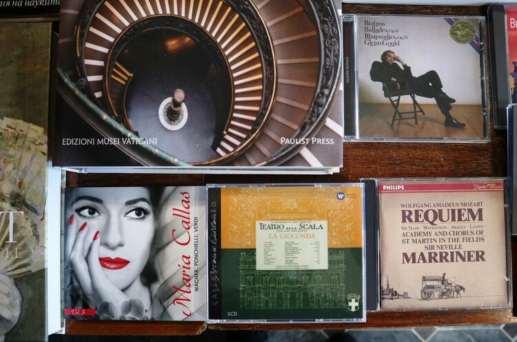 Регионалната библиотека в Хасково с ново дарение от чужбина