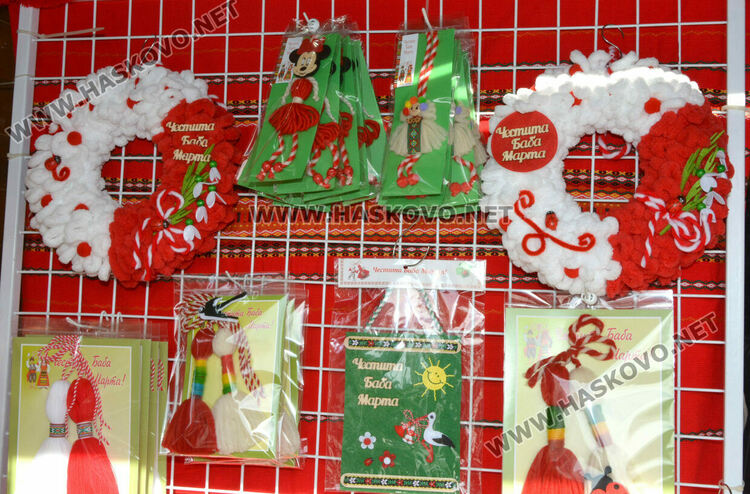 Мартеничките с нови цени и в изобилие