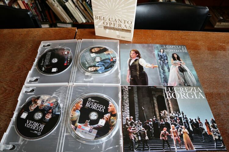 Регионалната библиотека в Хасково с ново дарение от чужбина