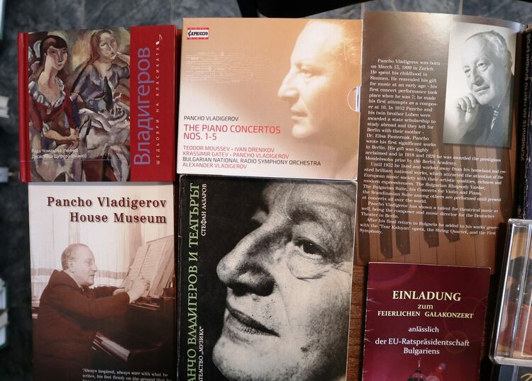 Регионалната библиотека в Хасково с ново дарение от чужбина