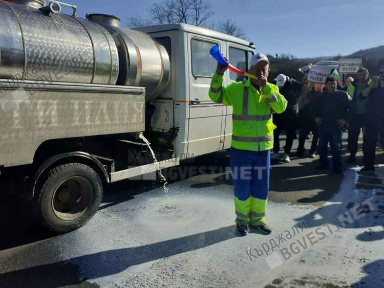Фермери блокираха пътя за ГКПП "Маказа" с искане за оставка на земеделския министър