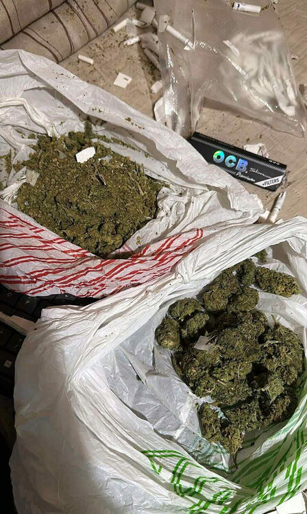 Спецакция: Задържаха над 2 кг марихуана, 8000 цигари и 834 недекларирани килима