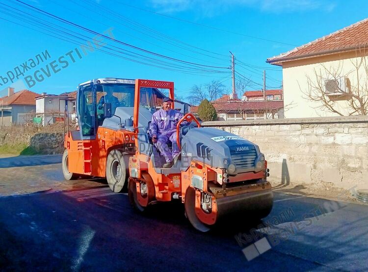Замириса на асфалт в Кърджали,асфалтират в квартал Горна Гледка