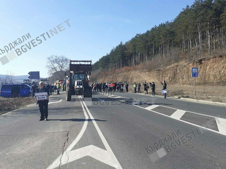 Фермери блокираха пътя за ГКПП "Маказа" с искане за оставка на земеделския министър