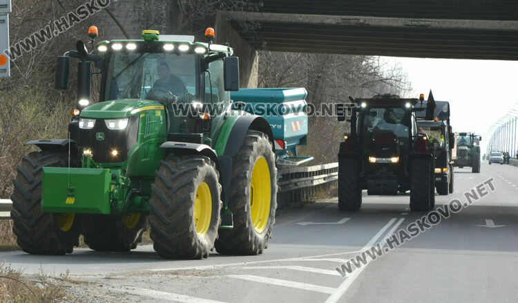 Земеделците от Хасково дадоха мандат за преговори за изплащане на субсидията наведнъж и отпадане на данъка върху нея