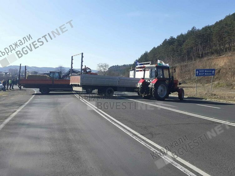 Фермери блокираха пътя за ГКПП "Маказа" с искане за оставка на земеделския министър
