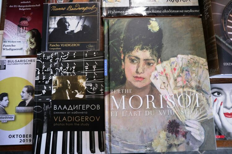 Регионалната библиотека в Хасково с ново дарение от чужбина