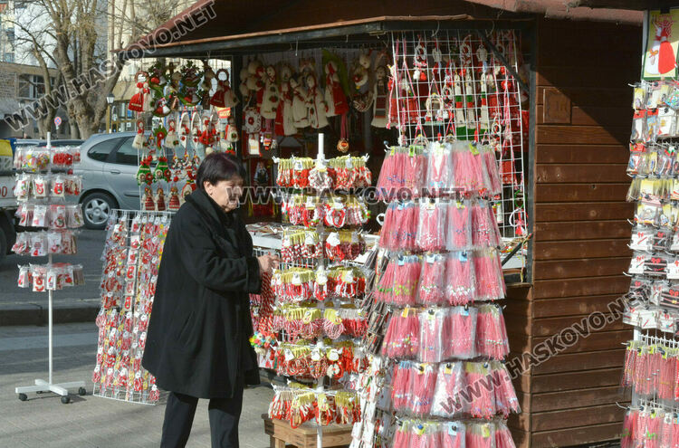 Мартеничките с нови цени и в изобилие