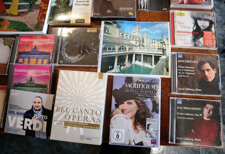 Регионалната библиотека в Хасково с ново дарение от чужбина