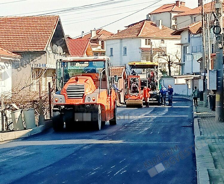 Замириса на асфалт в Кърджали,асфалтират в квартал Горна Гледка