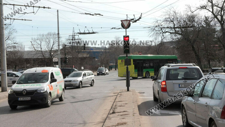 Връщането на зелена мигаща светлина на светофарите, предлага като мярка за намаляване на катастрофите автоинструктор от Хасково