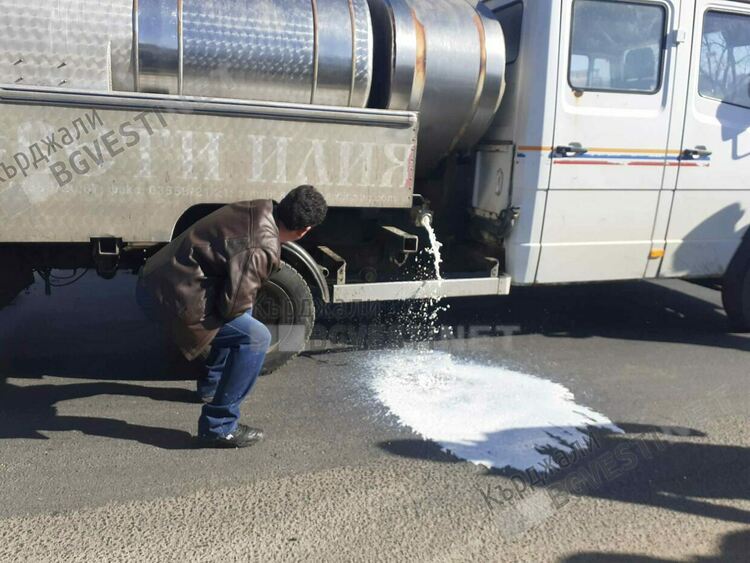 Фермери блокираха пътя за ГКПП "Маказа" с искане за оставка на земеделския министър