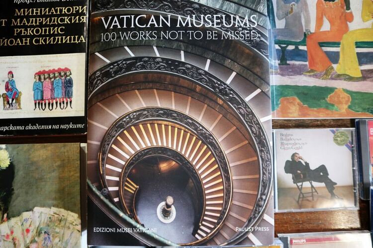 Регионалната библиотека в Хасково с ново дарение от чужбина