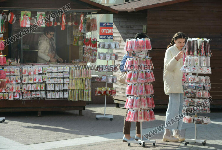 Мартеничките с нови цени и в изобилие