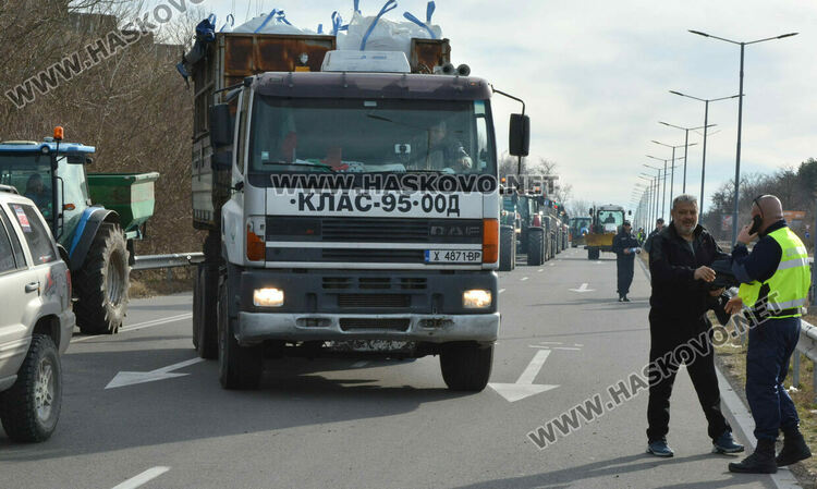 Земеделците от Хасково дадоха мандат за преговори за изплащане на субсидията наведнъж и отпадане на данъка върху нея