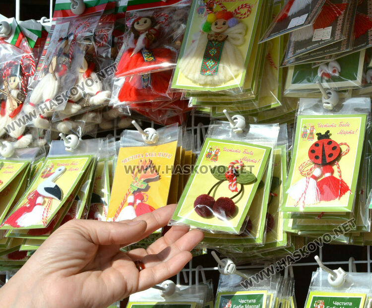 Мартеничките с нови цени и в изобилие