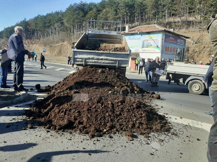 Фермери блокираха пътя за ГКПП "Маказа" с искане за оставка на земеделския министър