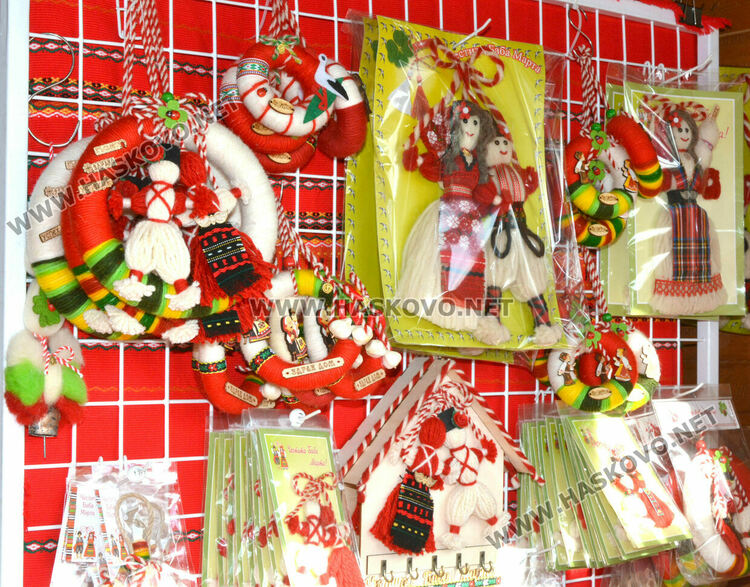 Мартеничките с нови цени и в изобилие