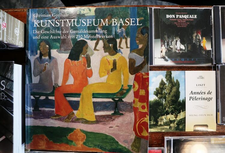 Регионалната библиотека в Хасково с ново дарение от чужбина