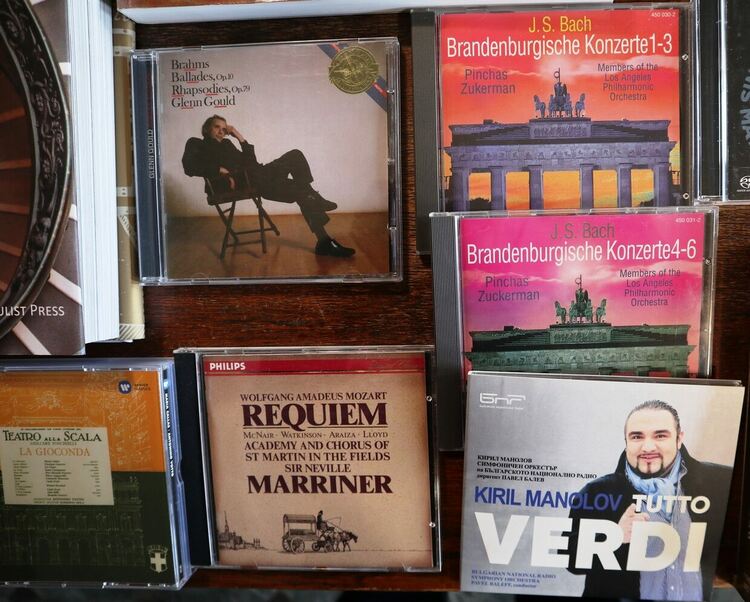 Регионалната библиотека в Хасково с ново дарение от чужбина