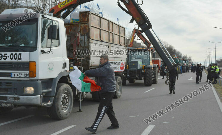 Земеделците от Хасково дадоха мандат за преговори за изплащане на субсидията наведнъж и отпадане на данъка върху нея