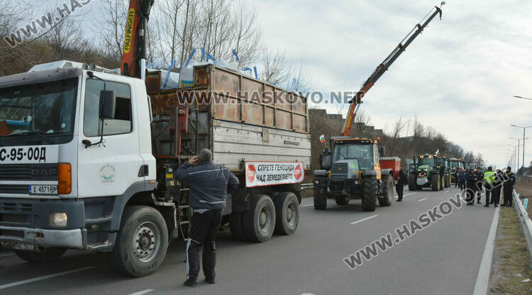 Земеделците от Хасково дадоха мандат за преговори за изплащане на субсидията наведнъж и отпадане на данъка върху нея